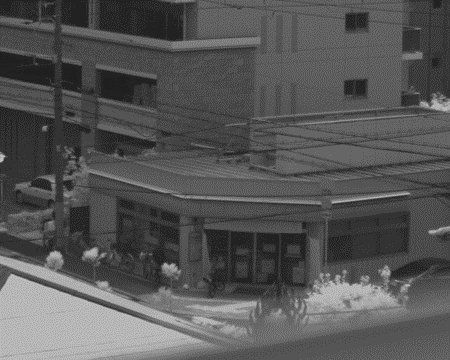 赤外線カメラ撮像例「昼間コンビニ」